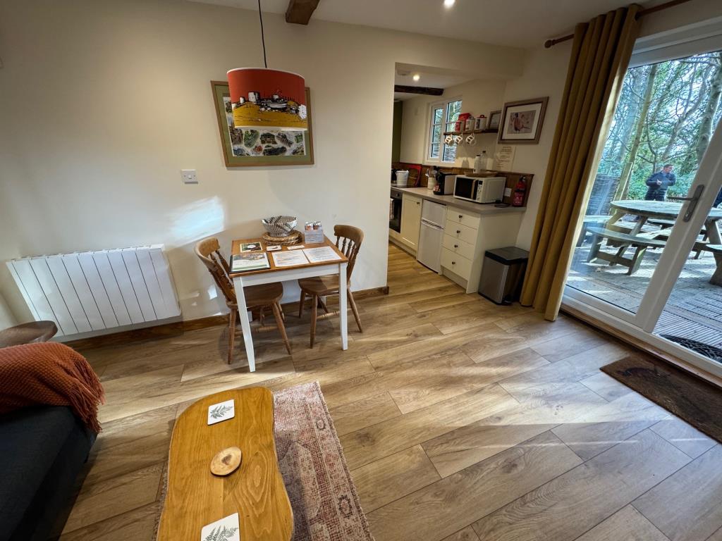 Lot: 43566 - COUNTRY ESTATE COMPRISING 5 BEDROOM MANOR HOUSE, WEDDING VENUE WITH 7 BEDROOM HOUSE, 6 ECO LODGES, 5 COTTAGES, 2 TENNIS COURTS, WORKSHOP AND ANCILLARY ACCOMMODATION - SET IN OVER 20 ACRES - Pheasant Lodge-kitchen-living room